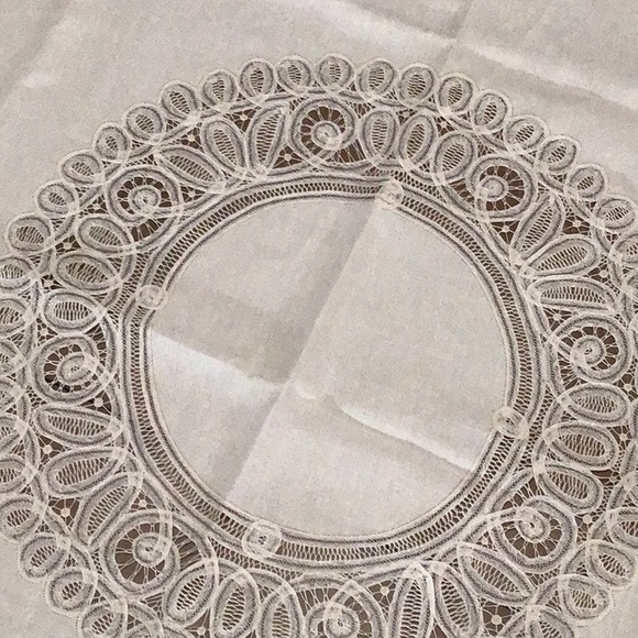 Round Lace Vintage tablecloth & 6 napkins - Picture 3 of 6